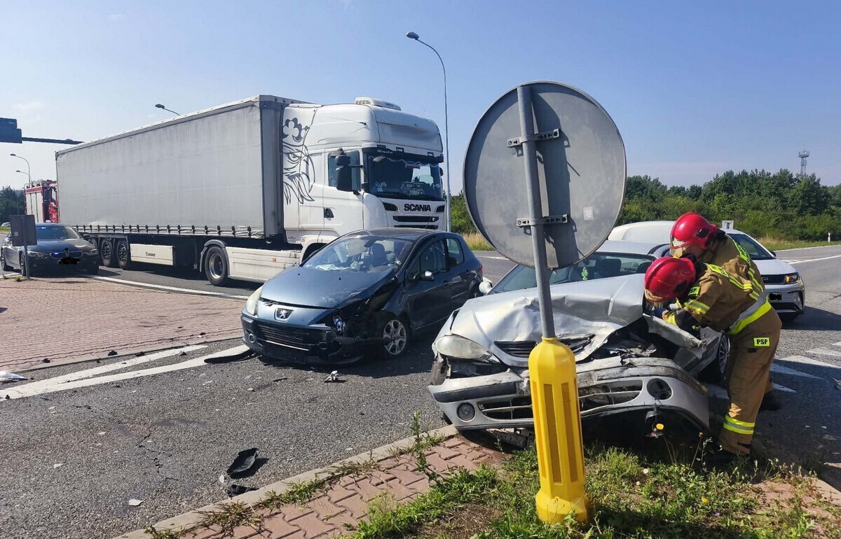 Wypadek na węźle S7 w Skarżysku-Kamiennej. Zderzenie osobówek z ciężarówką, dwie osoby w szpitalu